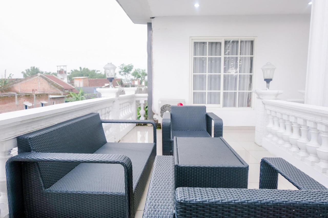 Oyo 696 Hasanah Guest House Syariah De Saphire 玛琅 外观 照片