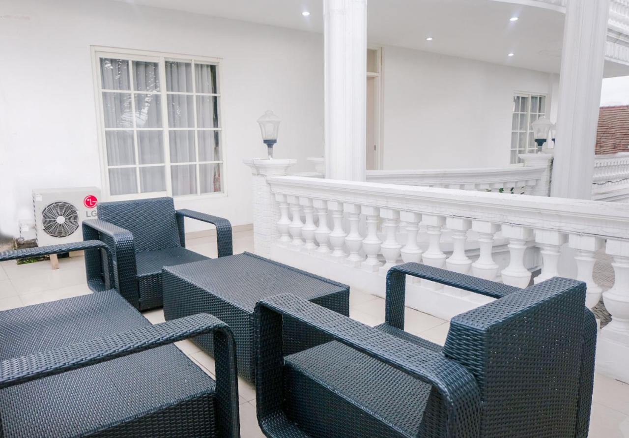 Oyo 696 Hasanah Guest House Syariah De Saphire 玛琅 外观 照片