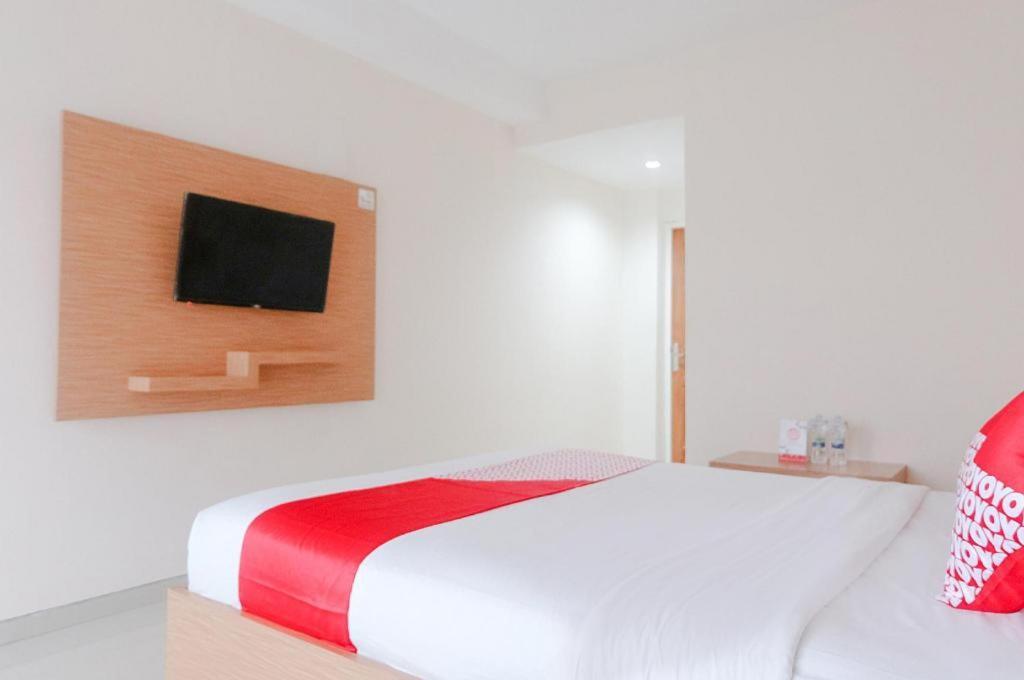 Oyo 696 Hasanah Guest House Syariah De Saphire 玛琅 外观 照片