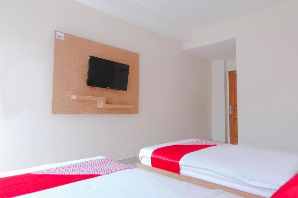 Oyo 696 Hasanah Guest House Syariah De Saphire 玛琅 外观 照片