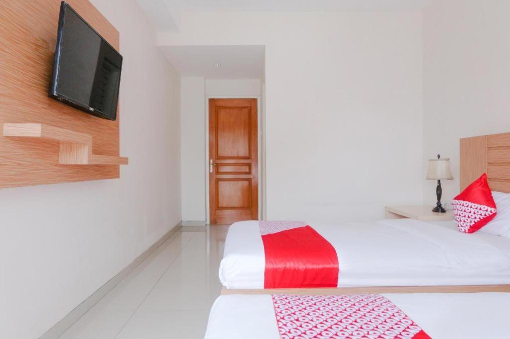 Oyo 696 Hasanah Guest House Syariah De Saphire 玛琅 外观 照片